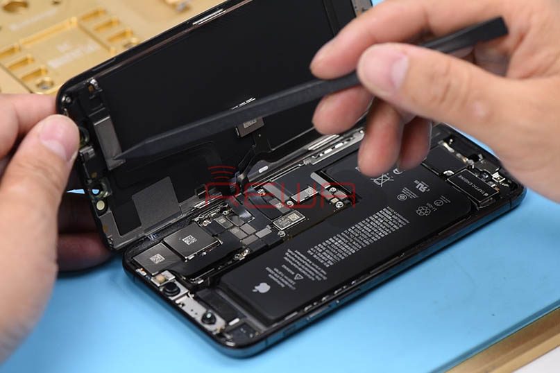 تعویض گلس شکسته آیفون 11 اپل با قیمت پایین